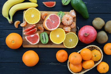 Ahşap arka plan üzerinde farklı meyve