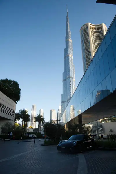 Akşamları Dubai marina manzarası gökdelenler ve modern binalar. Dubai, Birleşik Arap Emirlikleri. yüksek kalite 4 bin görüntü