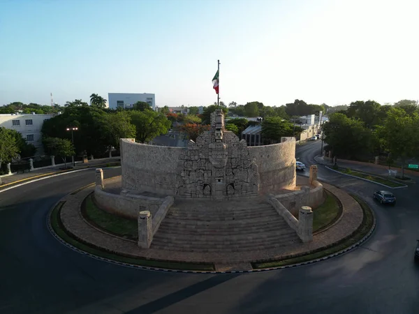 Monumento a la Patria, Merida - 19 Haziran 2023: Yucatan güneşi altındaki anıtın çarpıcı çekimi, tarih ve sanatın harmanlanması. Fotoğraf: datfotoAdventures.