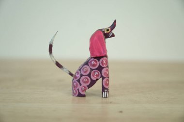 Alebrije el yapımı seramik oyuncak köpek.