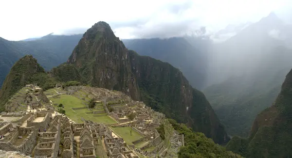 Machu Pichu 'nun yıkıntıları.