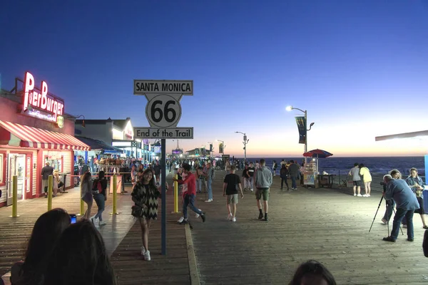 Los Angeles, ABD. 21 Eylül 1 0 1: Los Angeles, Kaliforniya 'da gezinen kadın.