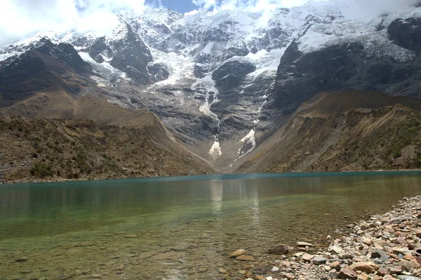 Göl ve bulutlardaki dağlar