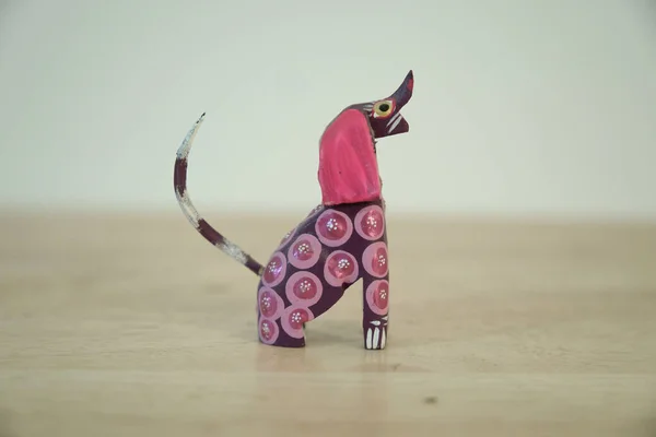 Alebrije el yapımı seramik oyuncak köpek.
