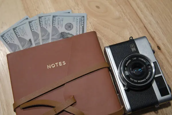 Alebrije beyaz arka planda tahtadan yapılmış renkli oyuncak kuş.