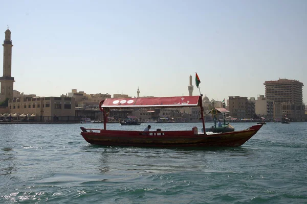 Dubai Nehrin aşağısındaki taksilerde