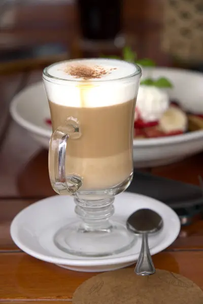 Alebrije beyaz arka planda tahtadan yapılmış renkli oyuncak kuş.