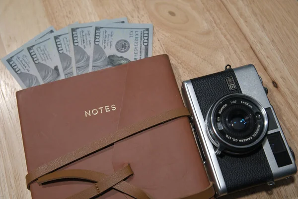 Alebrije beyaz arka planda tahtadan yapılmış renkli oyuncak kuş.