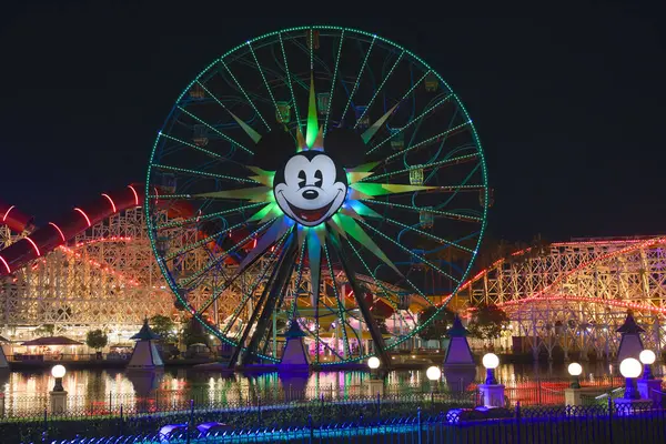 Geceleri Kaliforniya Macera Parkı