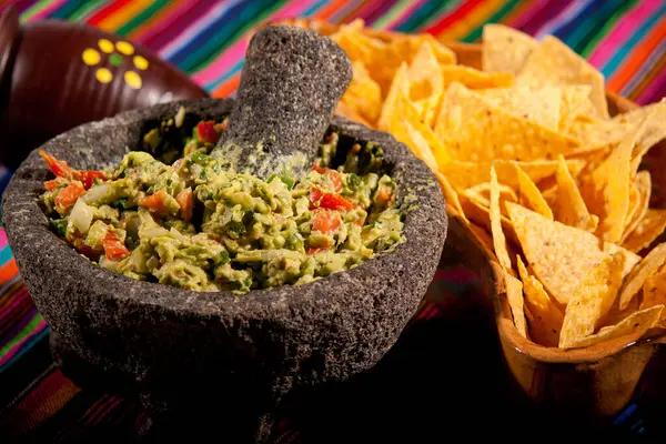 Molcajete 'de Guacamole ve Chips