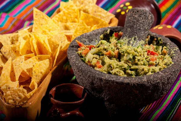Molcajete 'de Guacamole ve Chips