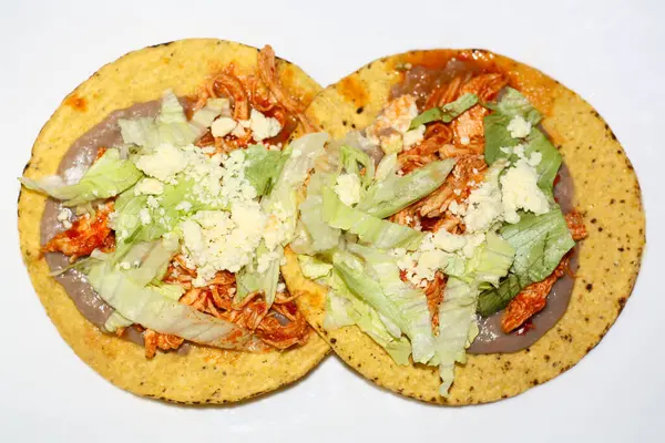 Tostadas lezzetli Meksika yemekleri, yakın plan.