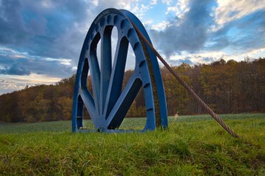 Bischofferode 'de patates madeni. Bischofferode 'deki potasyum kuyusuyla Eichsfeld' in Güney Harz-Unstrut potasyum madenciliğinde bir payı var. Stafurt potasyum tuz dikişi 1911 'den 1993' e kadar burada çıkarıldı..
