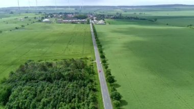Tagebau Deuna, Almanya 'da Deuna Thuringia eyaletinde yer alan bir açık maden. Bu maden öncelikle, çimento üretimi de dahil olmak üzere çeşitli endüstriyel süreçler için hayati bir hammadde olan kireç taşının çıkarılmasıyla ilgilidir.