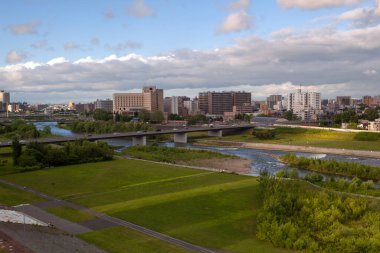 Japonya 'nın dağlık kuzey adası Hokkaido' nun başkenti olan Sapporo, bira, kayak ve dev buz heykellerinin yer aldığı yıllık Sapporo Kar Festivali ile ünlüdür..