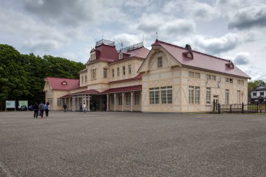 Japonya 'nın dağlık kuzey adası Hokkaido' nun başkenti olan Sapporo, bira, kayak ve dev buz heykellerinin yer aldığı yıllık Sapporo Kar Festivali ile ünlüdür..