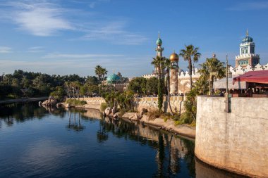 Tokyo Disney Resort 'taki tema parkı Urayasu, Chiba Bölgesi, Japonya, Tokyo yakınlarında. 25 05 2023