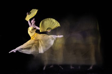 Jakarta Endonezya 'da ışıkla dans eden güzel balerin eşsiz bir ışıklandırma hareketi elde etmek için birkaç ışık aldı. 12 06 2022