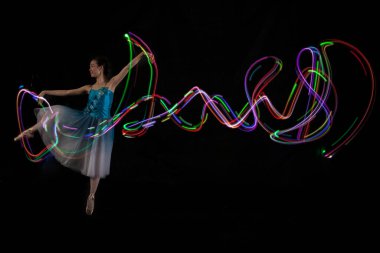 Jakarta Endonezya 'da ışıkla dans eden güzel balerin eşsiz bir ışıklandırma hareketi elde etmek için birkaç ışık aldı. 12 06 2022
