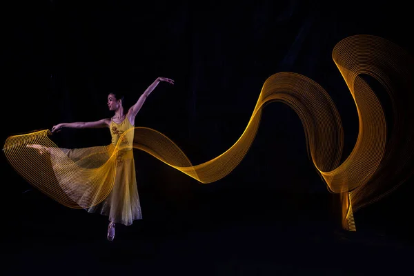 인도네시아 자카르타에서 아름다운 발레리나 댄싱은 조명움직임을 조명을 쏘았다 2022 — 스톡 사진