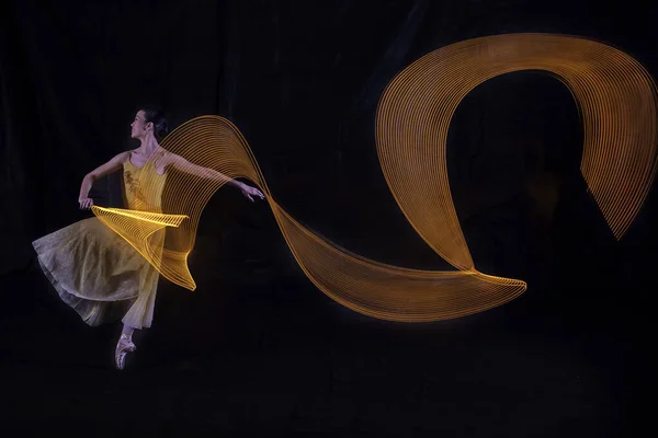 Hermosa Bailarina Bailando Con Luz Yakarta Indonesia Disparada Varias Luces — Foto de Stock