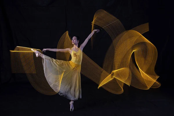 Hermosa Bailarina Bailando Con Luz Yakarta Indonesia Disparada Varias Luces — Foto de Stock