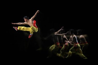 Jakarta Endonezya 'da Çin Kung Fu Sanatı. Hareketlerin etkisini artırmak için birkaç ışık altında ateş edilmiş. Tarih 27 Mayıs 2012