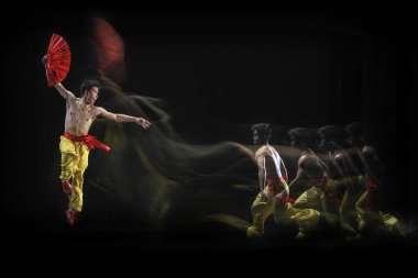 Jakarta Endonezya 'da Çin Kung Fu Sanatı. Hareketlerin etkisini artırmak için birkaç ışık altında ateş edilmiş. Tarih 27 Mayıs 2012