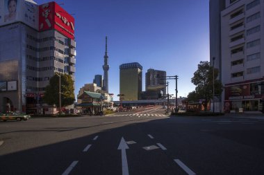 Tokyo, Japonya 'nın yoğun başkenti, neon ışıklı gökdelenlerden tarihi tapınaklara kadar ultra modern ve geleneksel yapıları karıştırıyor. 16 08 2023