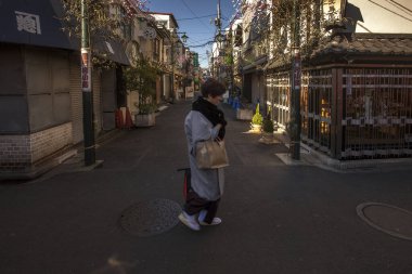 Tokyo, Japonya 'nın yoğun başkenti, neon ışıklı gökdelenlerden tarihi tapınaklara kadar ultra modern ve geleneksel yapıları karıştırıyor. 16 08 2023