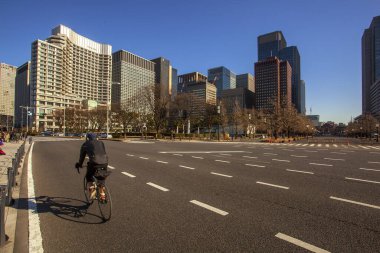 Tokyo, Japonya 'nın yoğun başkenti, neon ışıklı gökdelenlerden tarihi tapınaklara kadar ultra modern ve geleneksel yapıları karıştırıyor. 16 08 2023