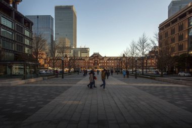Tokyo, Japonya 'nın yoğun başkenti, neon ışıklı gökdelenlerden tarihi tapınaklara kadar ultra modern ve geleneksel yapıları karıştırıyor. 16 08 2023