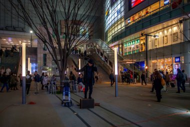 Tokyo, Japonya 'nın yoğun başkenti, neon ışıklı gökdelenlerden tarihi tapınaklara kadar ultra modern ve geleneksel yapıları karıştırıyor. 16 08 2023