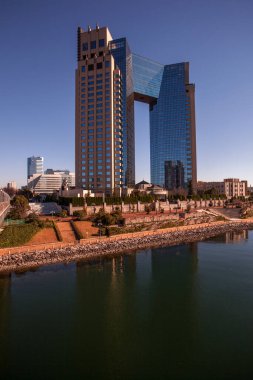 Odaiba, Tokyo Körfezi, Japonya 'da bulunan büyük bir yapay adadır.. 