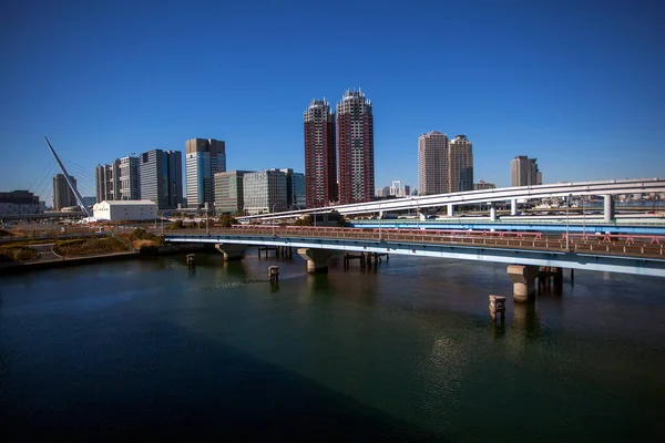 お台場は東京湾の大きな人工島で 東京都心部から虹橋を渡って ロイヤリティフリーのストック写真