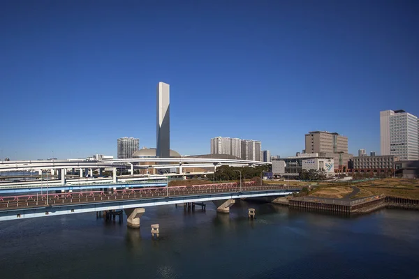 お台場は東京湾の大きな人工島で 東京都心部から虹橋を渡って ロイヤリティフリーのストック画像