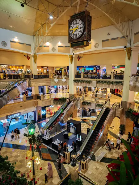 Puri Indah Mall, Endonezya 'nın başkenti Kembangan' da yer alan bir alışveriş merkezidir. 19 12 2024