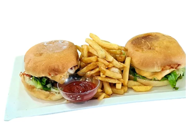 İki hamburger, patates kızartması ve ketçapla bir tabakta beyaz arka planda..