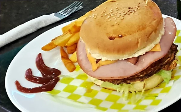Patates kızartması ve ketçaplı Burguer. Amerikan yemekleri.