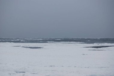 Karadeniz, kış, melankolik. Sisin içinde yolun ortasında bir gemi var..