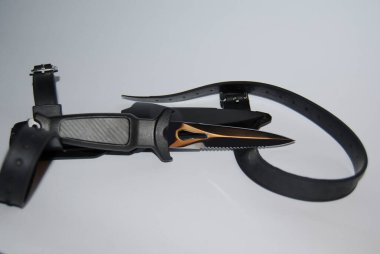 Bacak ya da el için uygun dalış bıçağı, kılıf ve eklentiler..                      