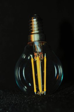 Sarı spiralli dekoratif ampul.