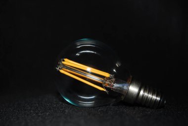 Sarı spiralli dekoratif ampul.