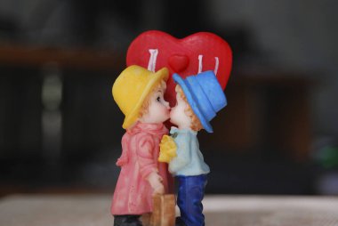 Birbirine aşık çiftler. İki şık genç insandan yürekten bir öpücük..