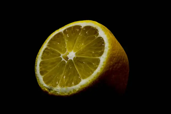 Limon. İçinde C vitamini bulunan turunçgiller limon kabuklarından elde edilir. Lezzet yemek pişirmede kullanılır. Limon içeceklerde hoştur..