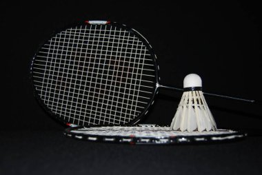 Mekik siki. Doğal tüyden yapılmış. Doğal tüylerden yapılmış. Badminton oynamak için tasarlandı.