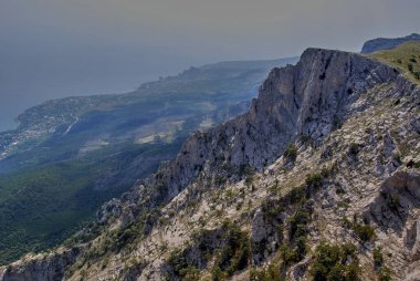 Ai-petri Dağı. Yukarıdan bak. Dağdan bakıldığında, Karadeniz 'e akan bir vadi var. Bulutların gölgeleri ona yansıyor..