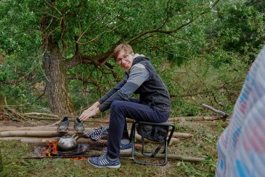 Isınırız, kurulanırız ve ateşin üzerinde yemek yaparız. Balık tutarken dinleniriz ve ateşin yanında otururuz..