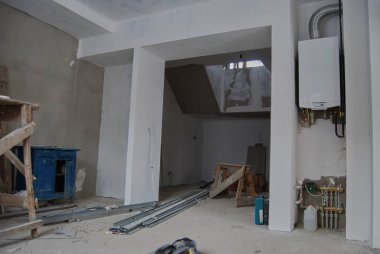 Özel bir evin inşaatı. Bitmek üzere olan bir bina hazırlanıyor..