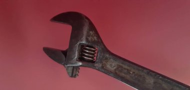 Pembe arka planda küçük, çekilebilir anahtar. Çelik, 0 'dan 19 mm' ye kaydırma anahtarı.. 